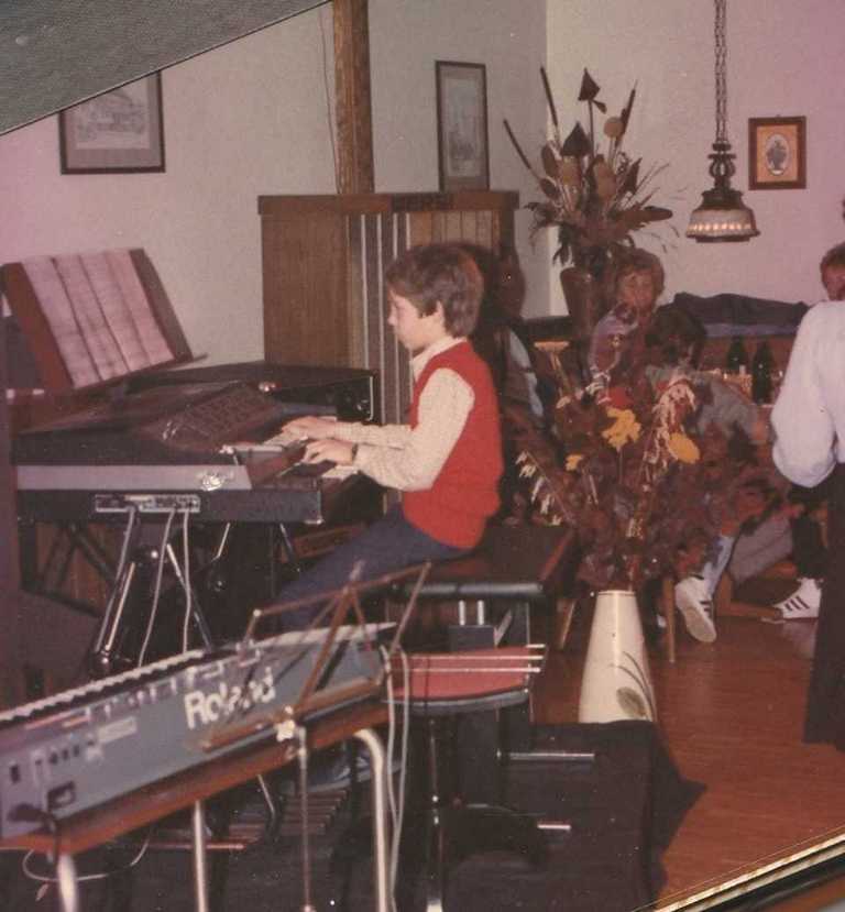 1983 Niño mit 11 Jahren als Musikschüler beim Solostück - beim Vorspielabend der Musikschule seines damaligen Musiklehrers