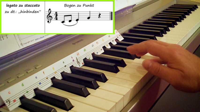 Eine Hand spielt Artikulationsübungen am E-Piano