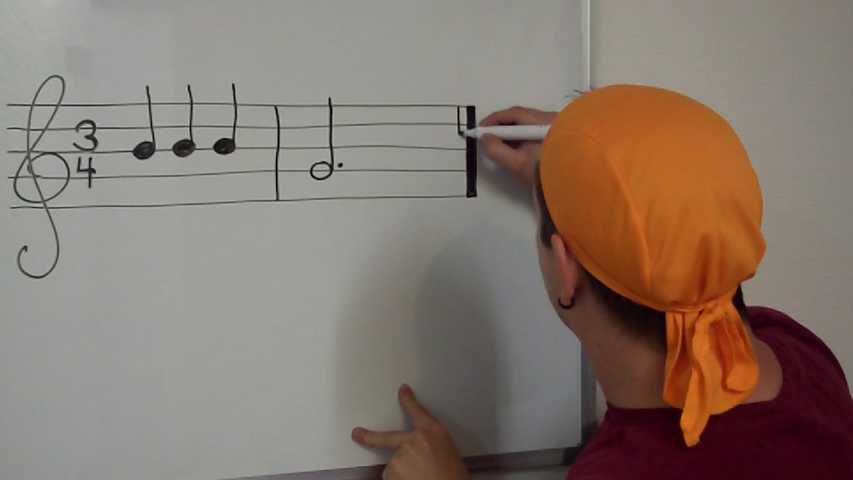 Niño zeichnet Musik-Noten an die Tafel