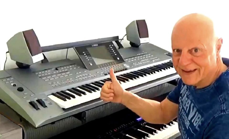 Wolfgang zuhause zeigt Daumen hoch beim Keyboard lernen mit 50.