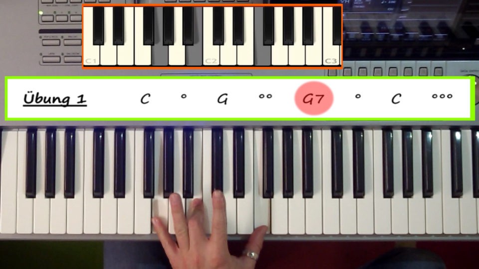 linke Hand spielt G7-Akkord am Keyboard