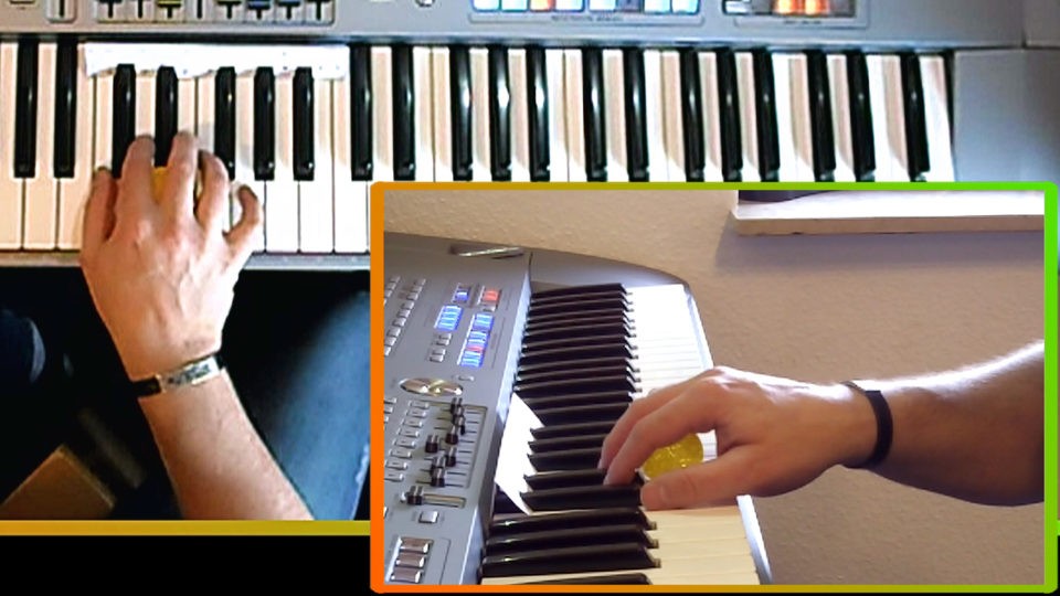 Hand zeigt ideale Handhaltung beim Keyboard lernen