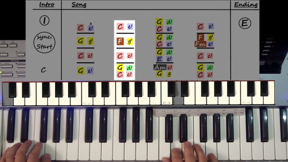 Hände spielen das erste beidhändige Keyboardlied
