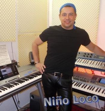 Kursleiter Niño Loco steht in seinem Musikstudio